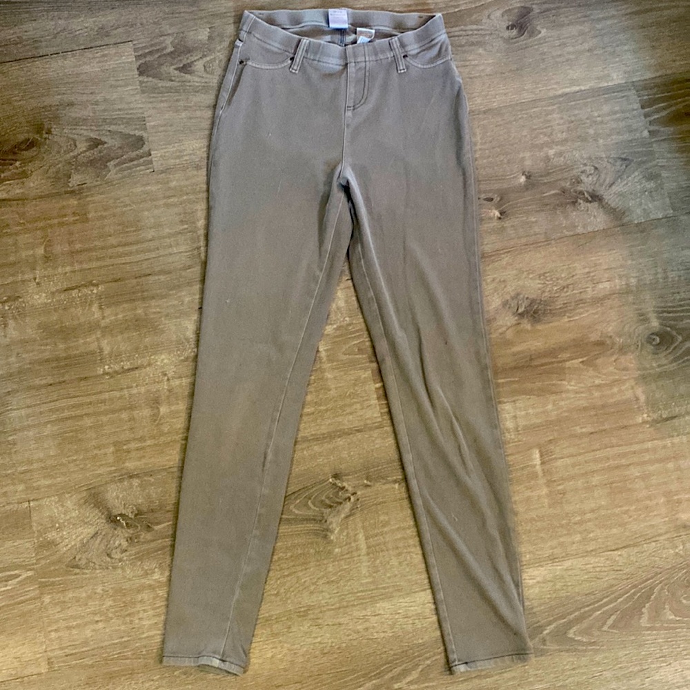 Grey women pants with no zipper or button